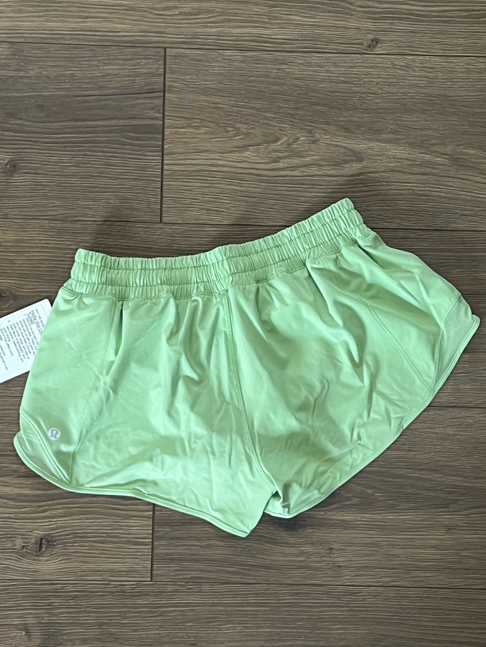 Lululemon Hotty Hot Low-Rise Short 2.5” NWT Size 6 - Picture 2 of 4